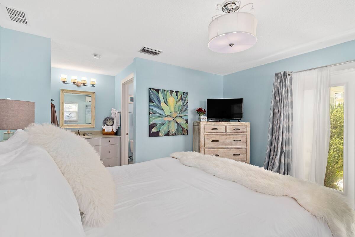 Business Room | Premium bedding, down comforters, pillowtop beds, in-room safe