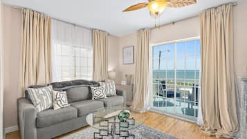 Suite Studio Panoramique, 1 trÚs grand lit et 1 canapé-lit, vue océan, en front de mer | 1 chambre, literie de qualité supérieure, couette en duvet d'oie