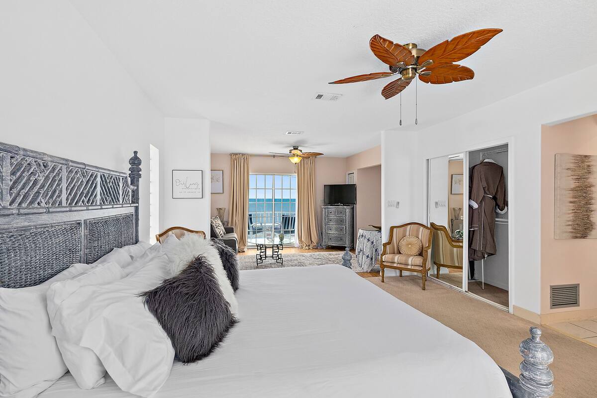 Panoramic Studio Suite, 1 King Bed with Sofa bed, Ocean View, Oceanfront | Premium bedding, down comforters, pillowtop beds, in-room safe