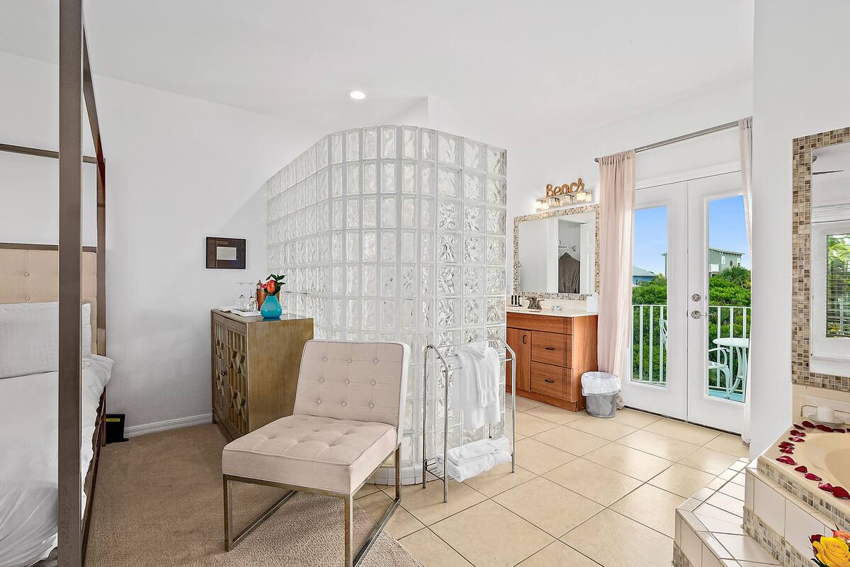 Romantic Studio Suite, 1 King Bed, Partial Ocean View, Courtyard Area | Premium bedding, down comforters, pillowtop beds, in-room safe