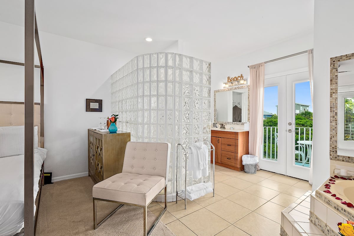 Suite estudio romántica, 1 cama King size, vista parcial al océano, en el área del patio | 1 habitación, ropa de cama de alta calidad y edredón