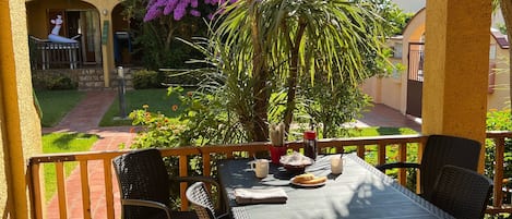 تناول الطعام بالخارج