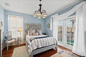 Executive Room | Premium bedding, down duvets, pillow-top beds, free minibar items - Golden Magnolia Marine (Daytona Beach)