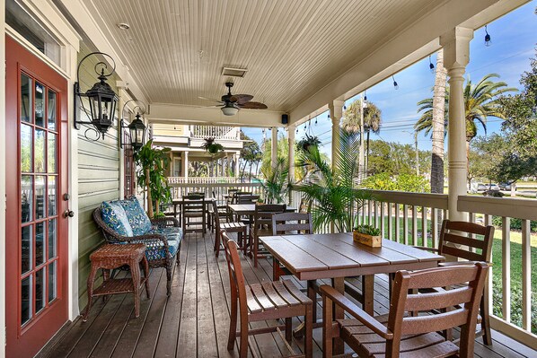 Outdoor dining - Golden Magnolia Marine (Daytona Beach)