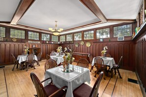 Restaurant - Golden Magnolia Marine (Daytona Beach)