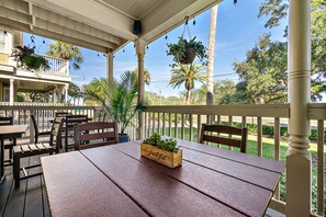Outdoor dining - Golden Magnolia Marine (Daytona Beach)