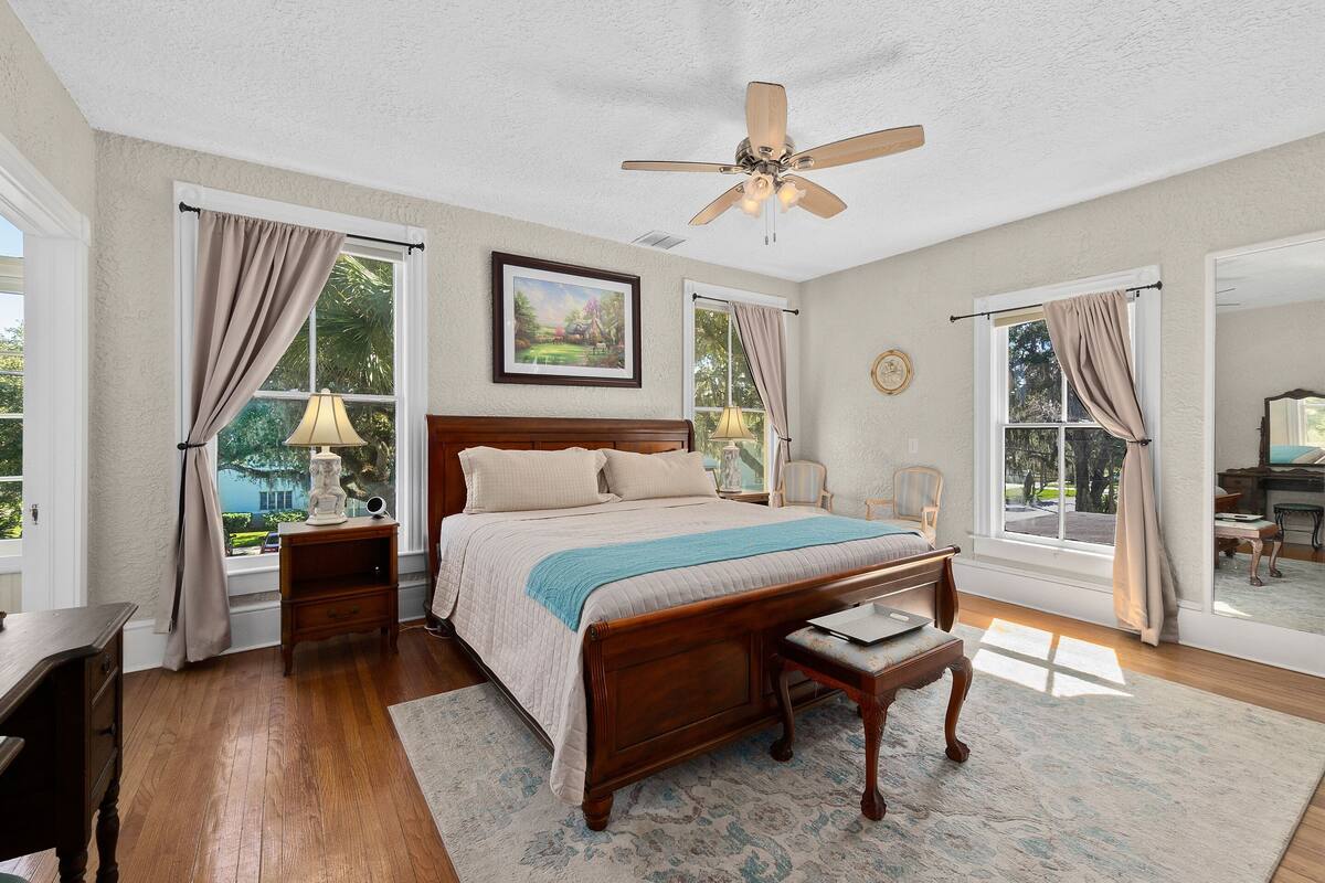 Exclusive-Zimmer, 1 King-Bett, Blick auf den Jachthafen, Seeseite | Hochwertige Bettwaren, Daunenbettdecken, Pillowtop-Betten