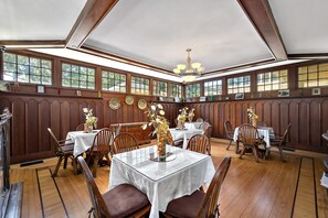 Restaurant - Golden Magnolia Marine (Daytona Beach)