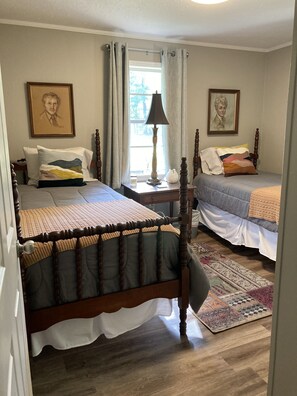 4 quartos, escrivaninha, ferros/tábuas de passar roupa