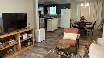 Smart-tv, bøger, musikbibliotek, stereoanlæg