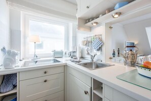 Kühlschrank, Ofen, Herdplatte, Wasserkocher mit Kaffee-/Teezubehör