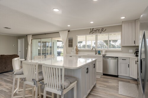 GolfFront 4 Bed/3Bath Renovated Pool Home Sleeps14