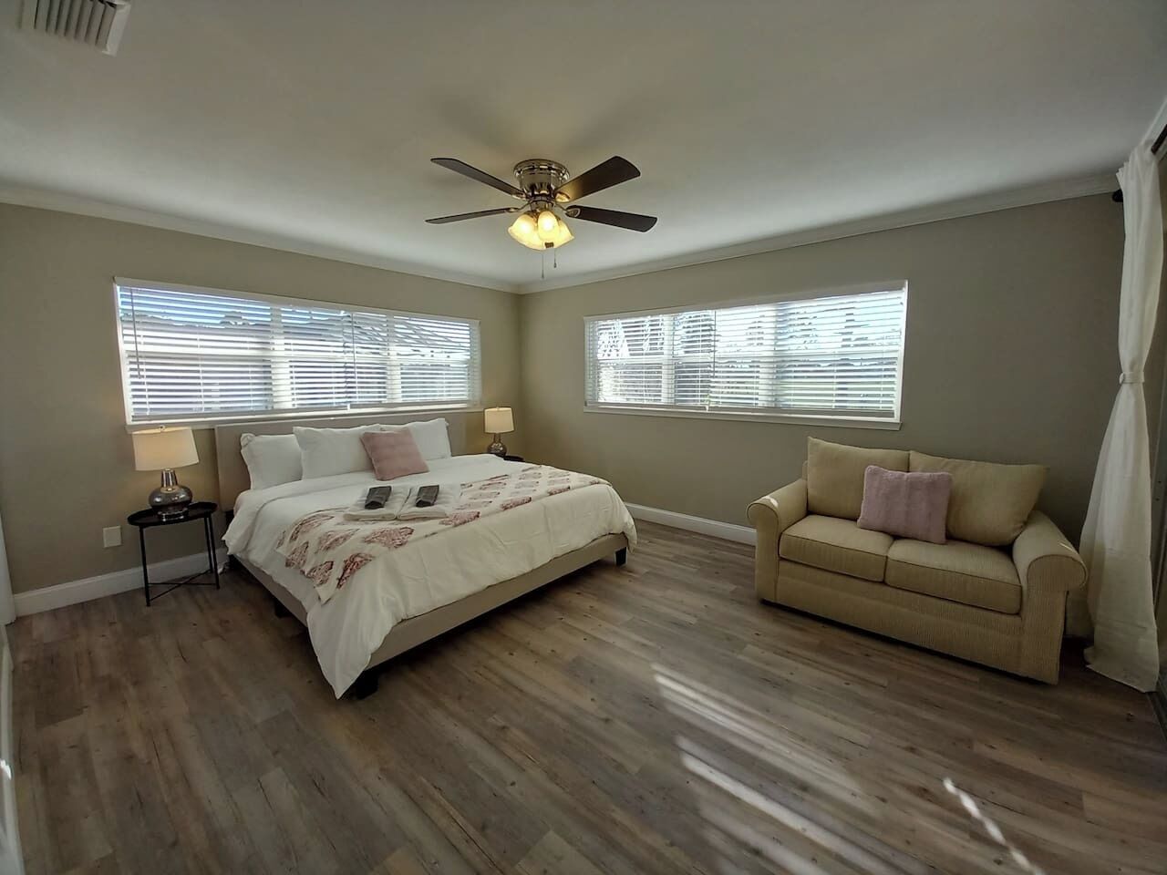 4 habitaciones, tabla de planchar con plancha, cuna de viaje y wifi 