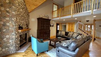 TV connectée, cheminée, lecteur de DVD, table de tennis de table