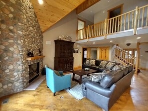 スマートテレビ、暖炉、DVD プレーヤー、卓球台