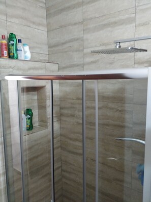 Dusche, Haartrockner, Handtücher, Seife