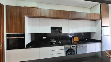 Micro-ondes, four, blender, moulin à café