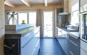 Køleskab, kogeplade, opvaskemaskine, kaffe-/temaskine