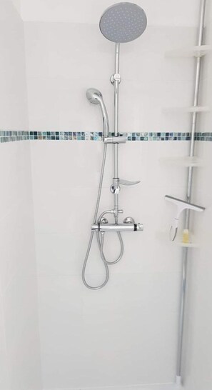 Douche, sèche-cheveux, papier toilette