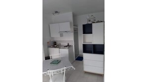 Réfrigérateur, micro-ondes, plaque de cuisson, cafetière/bouilloire