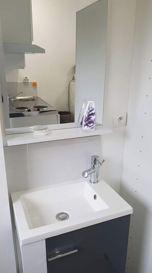 Douche, sèche-cheveux, papier toilette