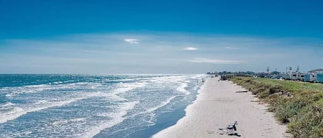 Aan het strand, ligstoelen aan het strand, strandlakens