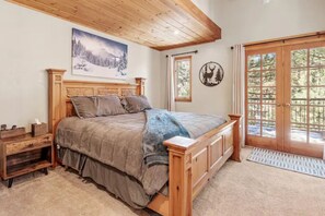3 bedrooms, desk, iron/ironing board, free WiFi - Moonridge cabin + treehouse + hot tub + pool table (Big Bear City)