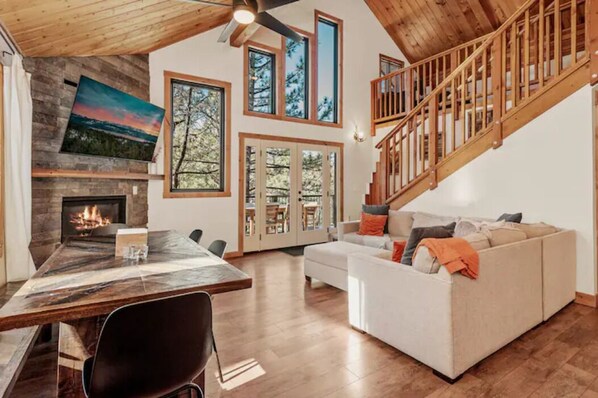 Smart TV, fireplace, foosball - Moonridge cabin + treehouse + hot tub + pool table (Big Bear City)