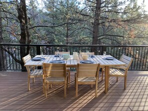 Outdoor dining - Moonridge cabin + treehouse + hot tub + pool table (Big Bear City)