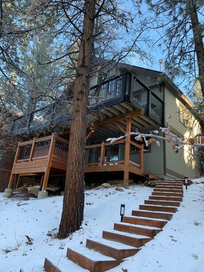 Exterior - Moonridge cabin + treehouse + hot tub + pool table (Big Bear City)
