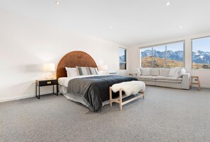 5 quartos, escrivaninha, ferros/tábuas de passar roupa