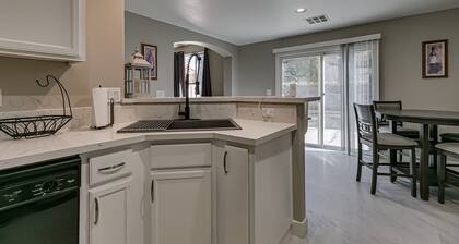 Great location, close to the strip, shopping and restaurants,