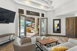 TV, fireplace