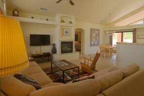 TV connectée, cheminée, livres