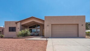 A modern house with a garage, a covered patio, and a landscaped front yard. - Quiet Home Close to Sedona (Rimrock)