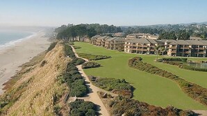Ein Küstenresort mit direktem Strandzugang, einem Golfplatz und mehreren mehrstöckigen Gebäuden.