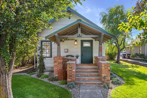 Downtown Craftsman with King Bed and Private Yard - Walk Everywhere 