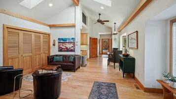 Smart-TV, Kamin, Stereoanlage, Computerbildschirme