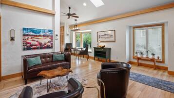 TV connectée, cheminée, chaîne hi-fi, écrans d'ordinateur