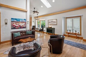 TV connectée, cheminée, chaîne hi-fi, écrans d'ordinateur