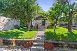 Exterior - Downtown Craftsman with King Bed and Private Yard - Walk Everywhere  (Bend)