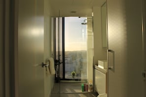 Shower, towels, soap, toilet paper - Spectacular Views of CBD & Story Bridge & Parking (Fortitude Valley)