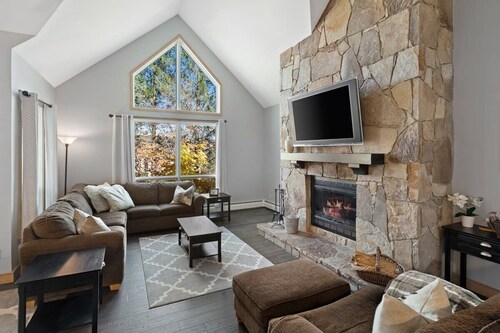 True Ski on / Ski off Spacious Condo w/ Fireplace!
