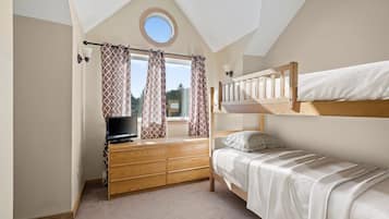 4 bedrooms, iron/ironing board, WiFi, bed sheets