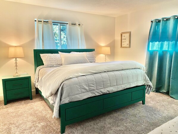 5 bedrooms, iron/ironing board, travel cot, free WiFi - Enjoy Artisan Bread ❤️ Quiet Rambler + Historic Park, Firepit, Pets, 2 Car Garage (Orem)