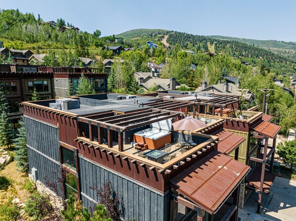 Exterior - Mountain View Rooftop Deck + Hot Tub, walk to Main st. Park City Ultimate Loft 4 (Park City)