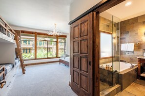 3 Schlafzimmer, Schreibtisch, Bügeleisen/Bügelbrett, WLAN