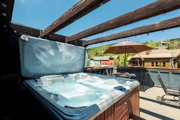 Outdoor spa tub - Mountain View Rooftop Deck + Hot Tub, walk to Main st. Park City Ultimate Loft 4 (Park City)