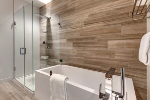 Combined shower/tub, hair dryer, towels