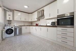 Een koelkast, een microgolfoven, een oven, een kookplaat